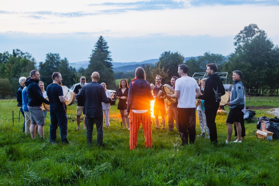 Trommelkreis in der Abenddämmerung
