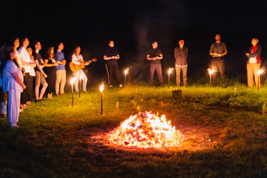 Die Gruppe bei Nacht mit Fackeln