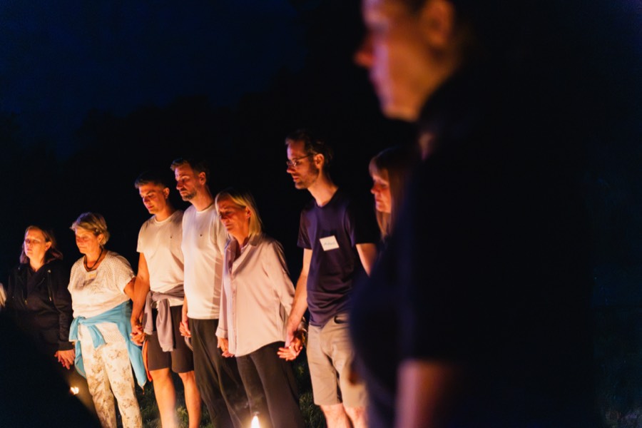 Die Gruppe hält sich bei Nacht an den Händen