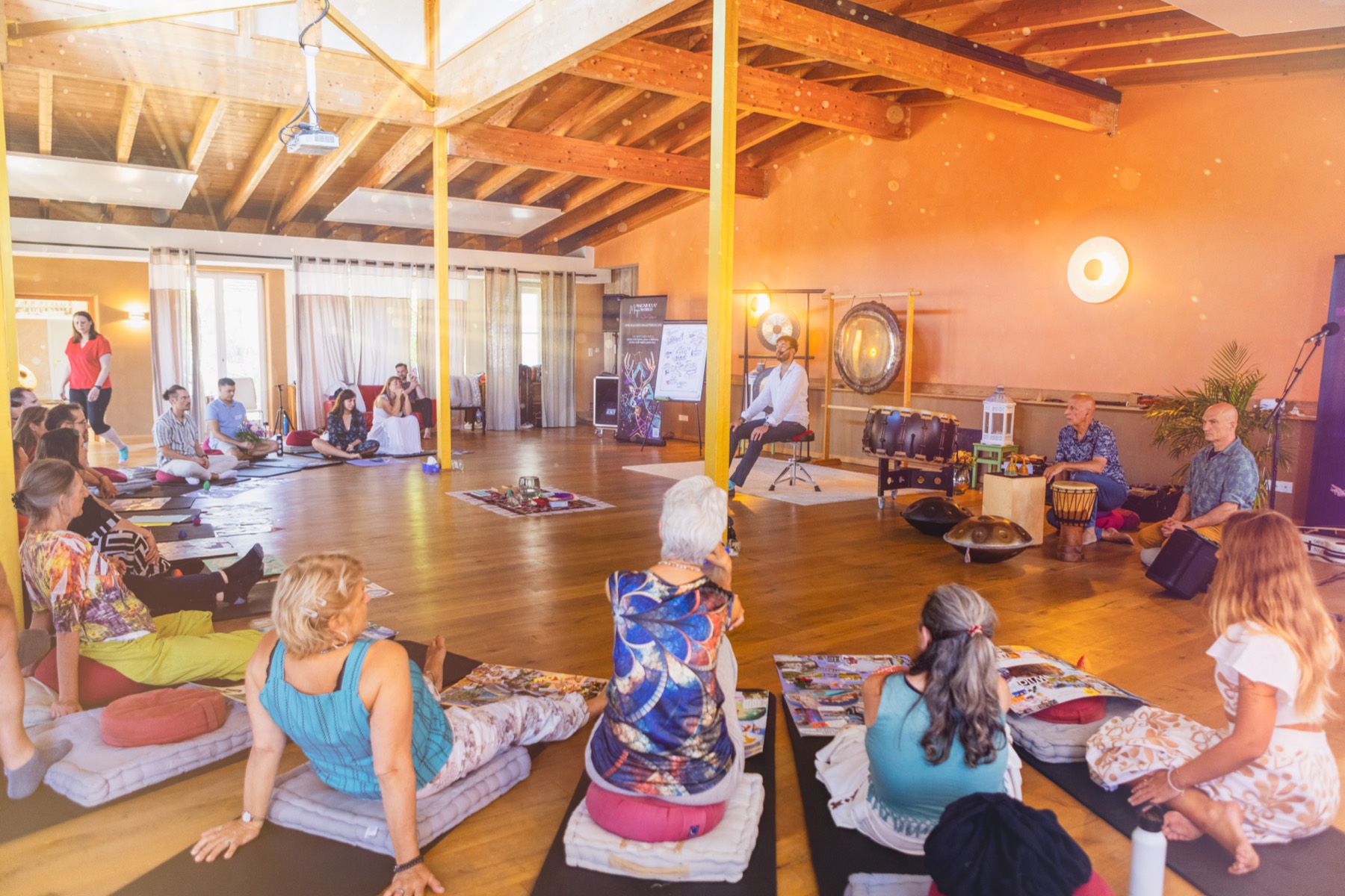 Sound Journey im Saal des Retreats, die Gruppe sitzt im Kreis